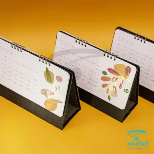 تقویم رومیزی TH819 با ابعاد تقویم 21×14 سانتی متر و ابعاد نوشته 21×11 سانتی متر قابلیت حک لوگو به صورت طلاکوب روی پایه، دارای کاغذ مقوا 200 گرمی صدفی