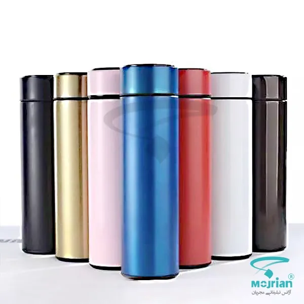 چیدمان ایستاده انواع رنگ _های فلاسک دماسنج دار استیل M2000 چیدمان ایستاده انواع رنگهای فلاسک دماسنجدار استیل M2000 چاپخانه مجریان در رنگهای مشکی، طلایی، صورتی، آبی، قرمز و سفید