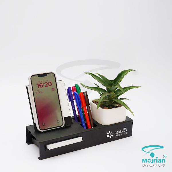 ست رومیزی M313 ست رومیزی M313 دارای پایه موبایل، جایادداشت (۵۰ برگ ۱۰×۱۰ با ابعاد سانتیمتر) و جاخودکاری. گلدان قابل تعویض