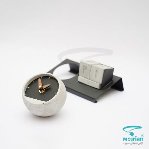 ست رومیزی ساعت و تقویم بتنی M8103، شامل ساعت گرد با صفحه مشکی و تقویم دائمی مکعبی فارسی، روی پایه مشکی با قابلیت چاپ لوگو