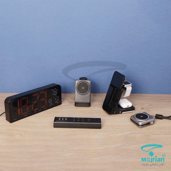 ست مدیریتی K9252 ست مدیریتی K9252 شامل ساعت رومیزی دیجیتال بزرگ با نمایشگر قرمز، استند شارژر وایرلس چندکاره (برای موبایل، اپل واچ و ایرپاد)، پاوربانک مگنتی (MagSafe) و هاب یواسبی روی میز چوبی با پسزمینه آبی.