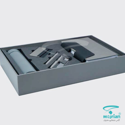 باکس ست مدیریتی R119 شامل سررسید اروپایی، فلاسک، جاکارتی، جاسوئیچی و ست قلم فلزی در هارد باکس نفیس با کاور پارچه‌ای و قابلیت حک لوگوی اختصاصی شما.