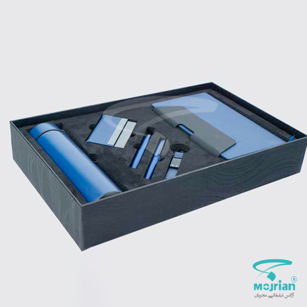 ست مدیریتی R120 با هاردباکس لوکس باکس مشکی ست مدیریتی R120 شامل سررسید اروپایی، فلاسک، جاکارتی، جاسوئیچی و قلم فلزی با کاور پارچهای و قابلیت حک لوگوی اختصاصی برند شما.