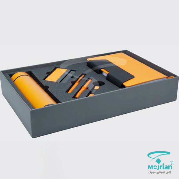 ست مدیریتی R122 باکس ست مدیریتی R122 شامل سررسید اروپایی، فلاسک، جاکارتی، جاسوئیچی و قلم فلزی با امکان چاپ لوگو