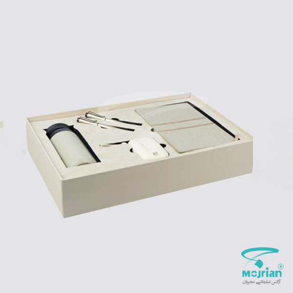 ست مدیریتی R132 جعبه کرم ست مدیریتی R132 شامل سررسید رقعی، پاوربانک، فلاسک و ست قلم با کاور پارچهای و قابلیت حک لوگو