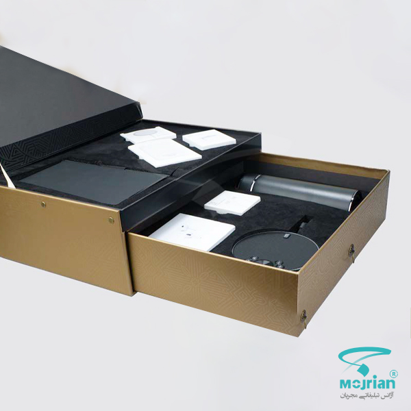 ست مدیریتی لوکس R105 ست مدیریتی R105 شامل پاوربانک، شارژر وایرلس، فلاسک، اسپیکر، ایرپاد و شارژر کامل آیفون در هارد باکس نفیس با قابلیت حک لوگوی اختصاصی