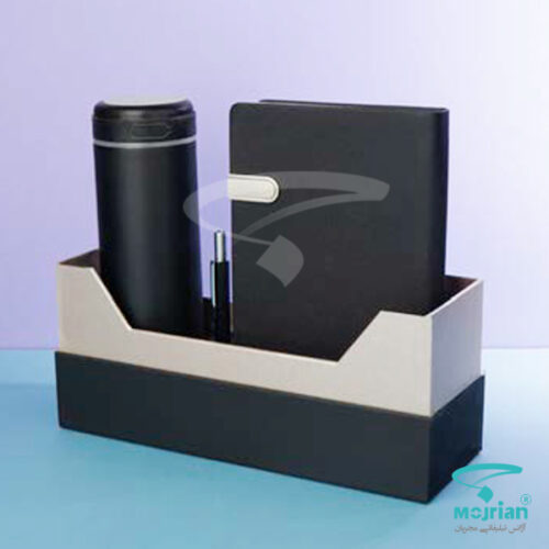 باکس ست مدیریتی R116 شامل سررسید رقعی فلش‌دار (۳۲ گیگ)، فلاسک اسپیکردار و خودکار مهندسی در هارد باکس نفیس با قابلیت حک لوگو