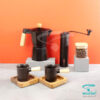 کافی ست تبلیغاتی R218 شامل موکاپات، آسیاب قهوه، ۲ کاپ، قهوه مرغوب و زیرلیوانی