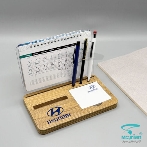 تقویم MDF رومیزی V404 با نوع کاغذ گلاسه 200 گرم، صحافی فنری دوبل و حک لوگو لیزر روی پلاک