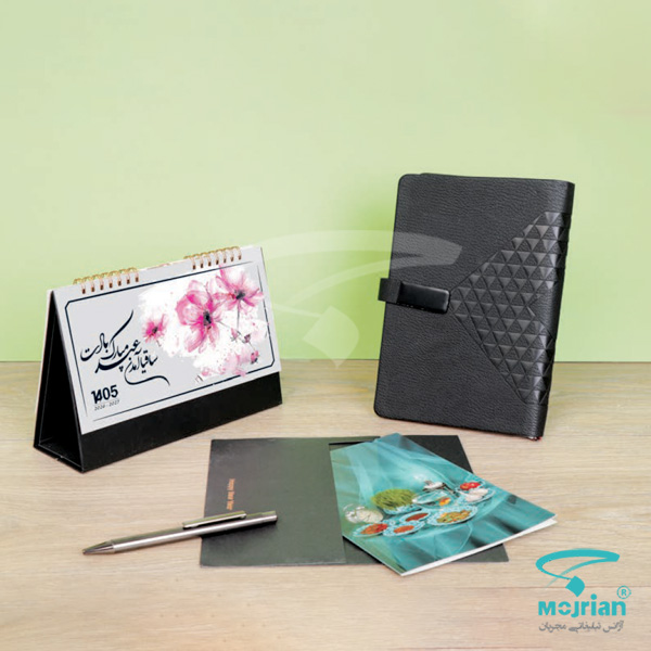 اقلام ست مدیریتی K9561 نیم ست مدیریتی K9560 شامل سررسید رقعی، تقویم رومیزی گل آبرنگی، خودکار فلزی، کارت پستال با تم مشکی