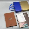 ست سالنامه تقویم رومیزی P974 با جعبه و رنگ قهوه ای با صحافی دوخت سررسید و فنری تقویم با امکان چاپ لوگو
