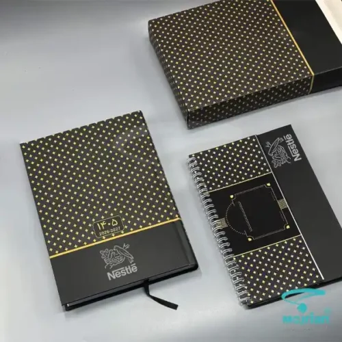 ست سررسید وزیری و تقویم سلفونی H9700 با جعبه و تم مشکی طلایی صحافی دوخت، کاغذ تحریر 70 گرم سفید با امکان چاپ لوگو داغکوب