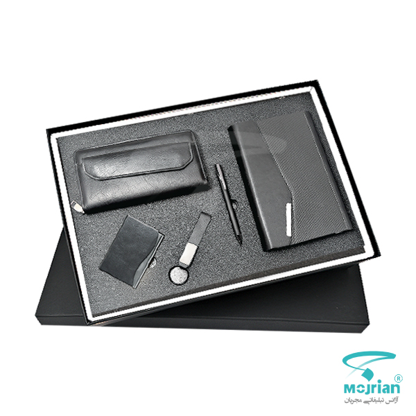 ست مدیریتی O9136 ست مدیریتی O9136 شامل سالنامه سه لت مگنتی اروپایی، كيف دستی زیپ دار، جاسوئیچی، جاکارتی و خودکار در هاردباکس مشکی شیک