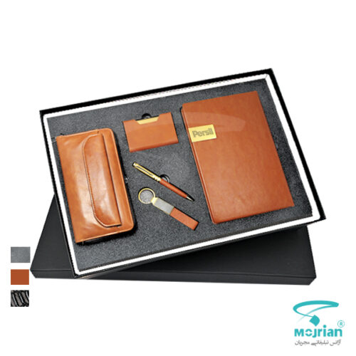 ست مدیریتی O9141 شامل سالنامه وزیری، كيف دستی زیپ دار، جاسوئیچی، جاکارتی و خودکار چرمی رنگ قهوه‌ای در هاردباکس شیک