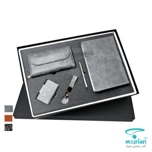ست مدیریتی O9141 شامل سالنامه وزیری، كيف دستی زیپ دار، جاسوئیچی، جاکارتی و خودکار چرمی رنگ نقرهای در هاردباکس شیک