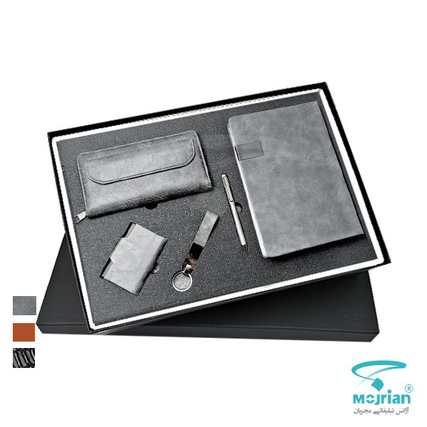 ست مدیریتی O9141 رنگ نقره ای ست مدیریتی O9141 شامل سالنامه وزیری، كيف دستی زیپ دار، جاسوئیچی، جاکارتی و خودکار چرمی رنگ نقرهای در هاردباکس شیک