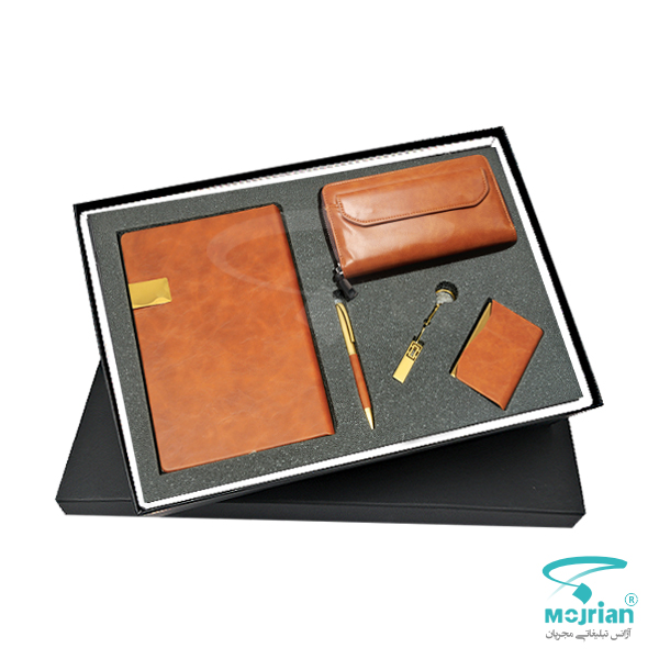 ست مدیریتی O9144 ست چرم مدیریتی O9144 شامل سالنامه وزیری، كيف دستی زیپ دار، فلش مموری 32 گیگ، جاکارتی و خودکار قهوهای رنگ در هاردباکس شیک
