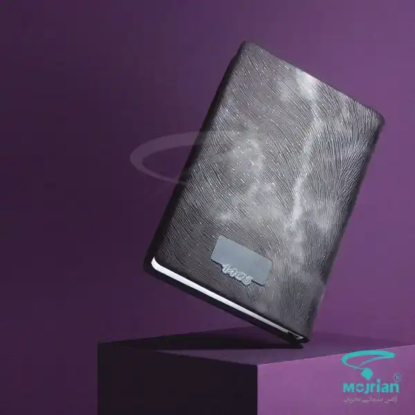 سررسید اروپایی چرم P902 سررسید اروپایی چرم P902 مشکی رنگ با صحافی دوخت، کاغذ تحریر 70 گرم سفید. امکان چاپ لوگو با روش لیزر روی پلاک