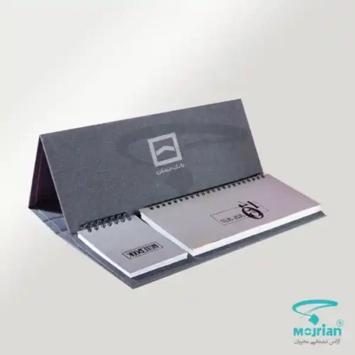 تقویم رومیزی ایرانگردی R1109R با 56 برگ، کاور پارچه‌ای و صفحه بزرگ و کوچک با ابعاد ۱۱×۲۱ و ۸×۱۰ سانت، پایه ۱۱×۳۰ در رنگهای سبز، آبی، طوسی، مشکی
