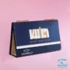 تقویم رومیزی طرحدار R1117R در رنگ سرمه ای با ابعاد پایه 18*24 و صفحه 11*24 سانتی متر، صحافی فنری