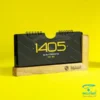تقویم رومیزی پایه چوبی R1105R با ابعاد پایه 11*24 و صفحه 10*20 سانتی متر