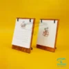 تقویم رومیزی چوبی راش TH305 ماه شمار با ابعاد پایه فلزی 11*13 سانتی متر، دارای فضای تبلیغات برای حک لیزر روی بدنه چوبی و تصاویر کارفرما بر روی تمام برگه ها