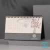 تقویم رومیزی گالینگور A945 با ابعاد 13*23 سانتی متر، صحافی فنری، داخله گلاسه ۲۰۰ گرم، دارای فضای تبلیغات اختصاصی برای چاپ لوگو طلاکوب و لیزر روی پایه