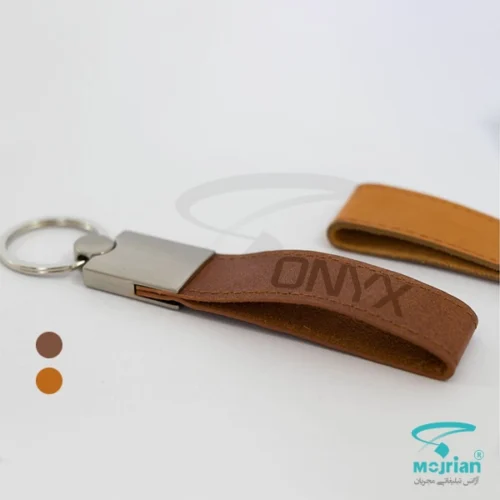 جاکلیدی چرم طبیعی تبلیغاتی N2209 از چرم گاوی درجه یک با قلاب و حلقه فلزی مقاوم. رنگ قهوه ای و عسلی با امکان حک لوگو اختصاصی