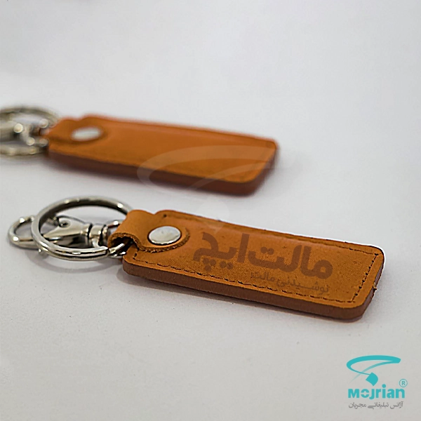 جاکلیدی چرم طبیعی تبلیغاتی N2196 دارای قلاب و حلقه فلزی جاکلیدی چرم طبیعی تبلیغاتی N2196 از چرم گاوی درجه یک با قلاب و حلقه فلزی مقاوم. رنگ قهوهای روشن با امکان حک لوگو اختصاصی