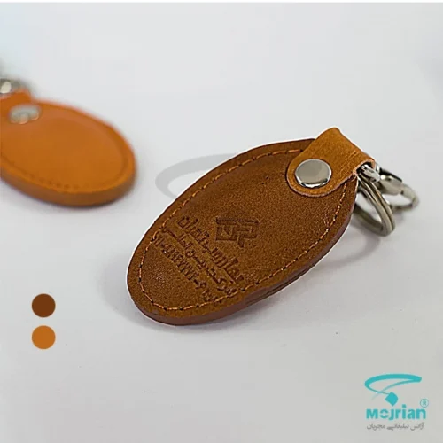 جاکلیدی چرم طبیعی تبلیغاتی N2199 از چرم گاوی درجه یک با قلاب و حلقه فلزی مقاوم. رنگ قهوه ای روشن و عسلی با امکان حک لوگو اختصاصی