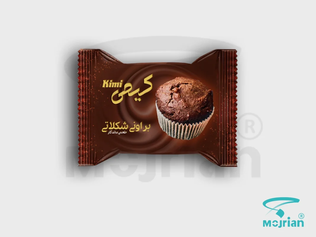 چاپ بسته‌ بندی کیک براونی شکلاتی کیمی با پس‌ زمینه شکلاتی متوج و تایپوگرافی طلایی لوکس