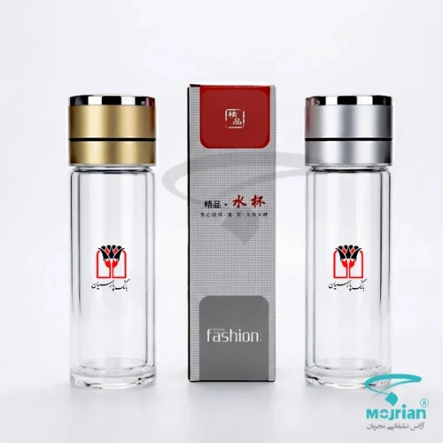 فلاسک دمنوش پیرکس دوجداره شفاف مدل M2020 با درب طلایی و نقرهای به همراه چاپ لوگوی بانک پارسیان و جعبه بسته بندی.
