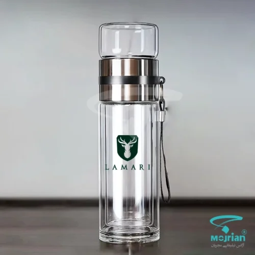 فلاسک دمنوش پیرکس دوجداره شفاف مدل M2019 با حلقه استیل میانی، بند آویز دستی و چاپ لوگوی Lamari.